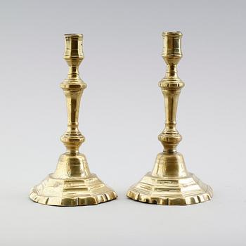 LJUSSTAKAR, 1 par, mässing, barock, 1700-tal.