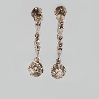 ÖRHÄNGEN, 18K vitguld med 2 briljantslipade diamanter, importstämplade. Vikt 3,4 gram.