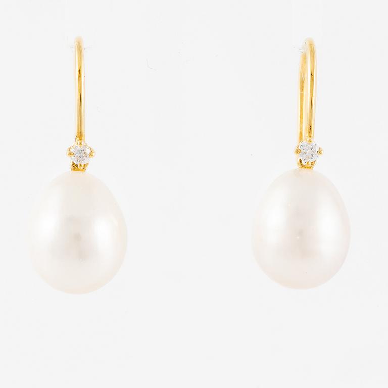 Örhängen 18K guld med odlade pärlor och briljantslipade diamanter.