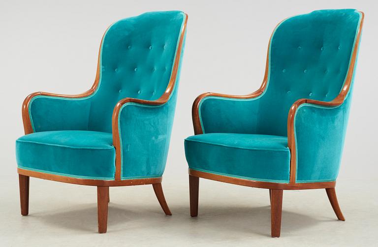 FÅTÖLJER, 2 st, "Advokaten", brännmärkta Carl Malmsten, 1900-talets andra hälft.