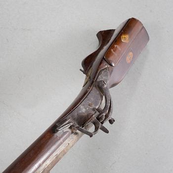 A snaplock rifle, 17th century.