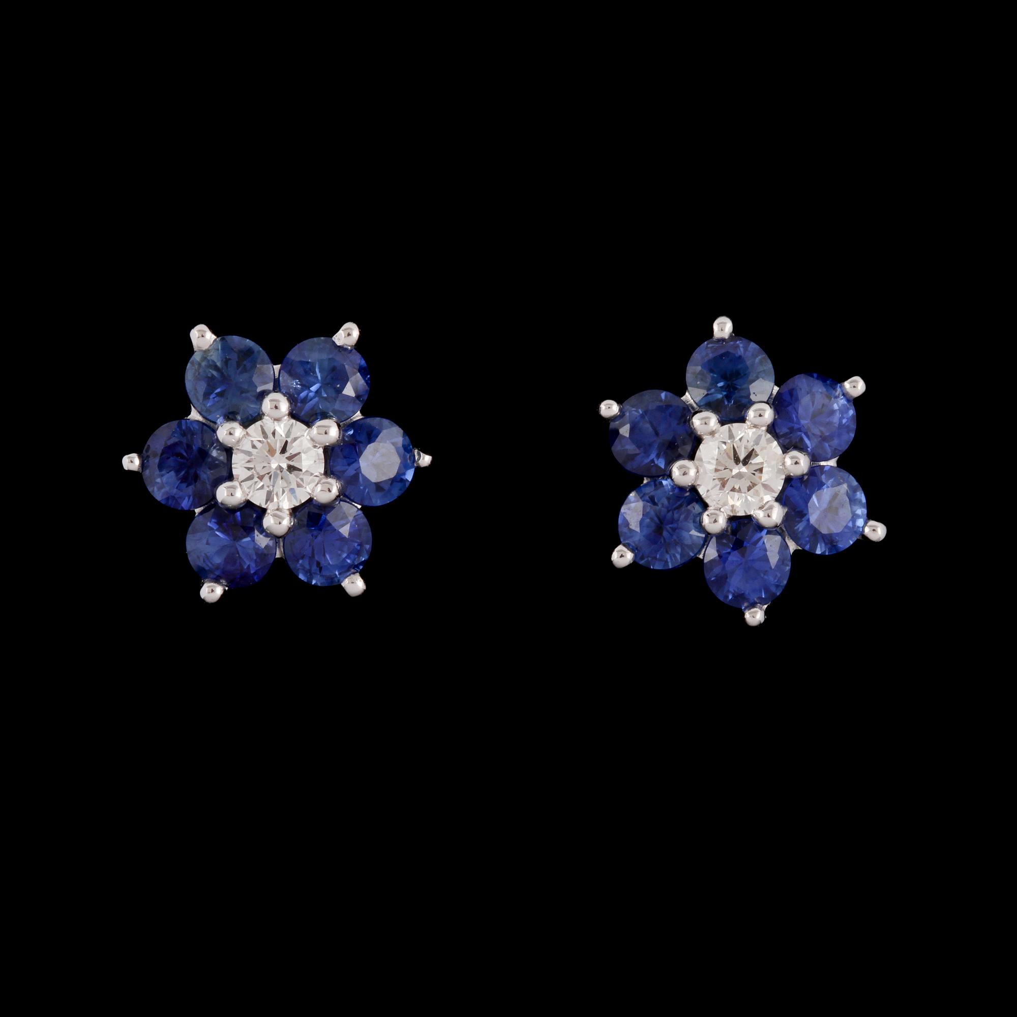 ÖRHÄNGEN, ett par, 18k vitguld med 2 briljantslipade diamanter, tot 0.25 ct samt 12 blå safirer, tot 1.91 ct. Vikt 4 g.