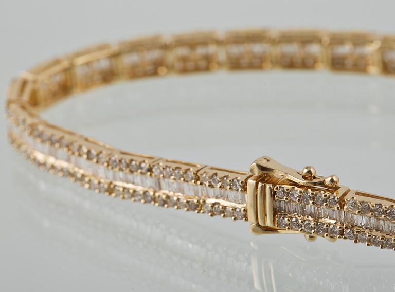 ARMBAND, 18K guld med briljant och baguettslipade diamanter 3.32 ct. Vikt 10,9 gram.