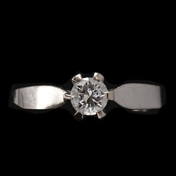 RING, 18k vitguld. Diamant 0.37ct. 1993.