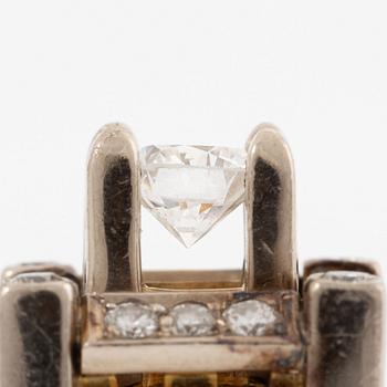 Ring in 18K gold set with round brilliant-cut diamonds.