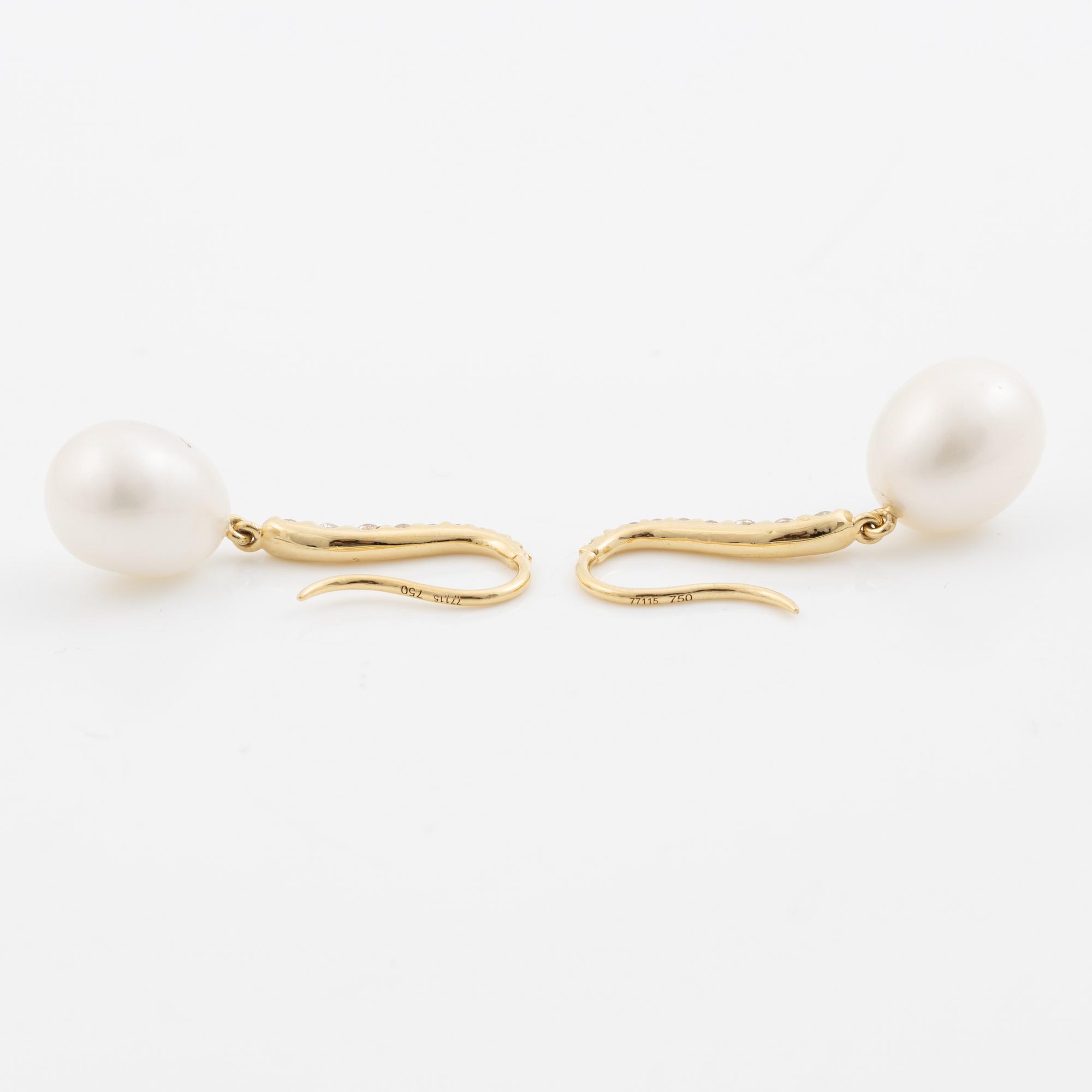 Earrings in 18K gold with cultured pearls and round brilliant-cut diamonds.