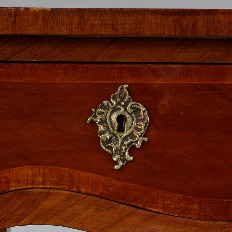 SKRIVBORD, Rokokostil, 1900-talets första hälft.