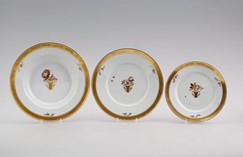 SERVISPORSLIN, 47 delar, "Guldkorgen", Royal Copenhagen.
