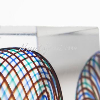 Oiva Toikka, an annual glass cube, signed Oiva Toikka Nuutajärvi 1994 and numbered 596/2000.