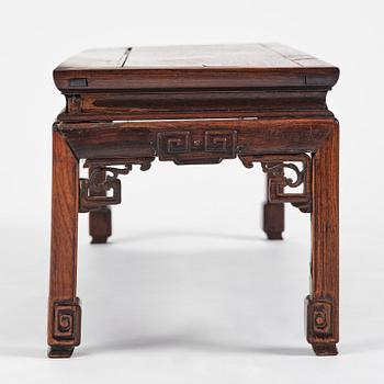 Bord, hardwood. Qingdynastin, 1800-tal.