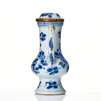 Miniatyrkanna med lock, silvermonterat porslin. Qing dynastin, Kangxi (1662-1722).