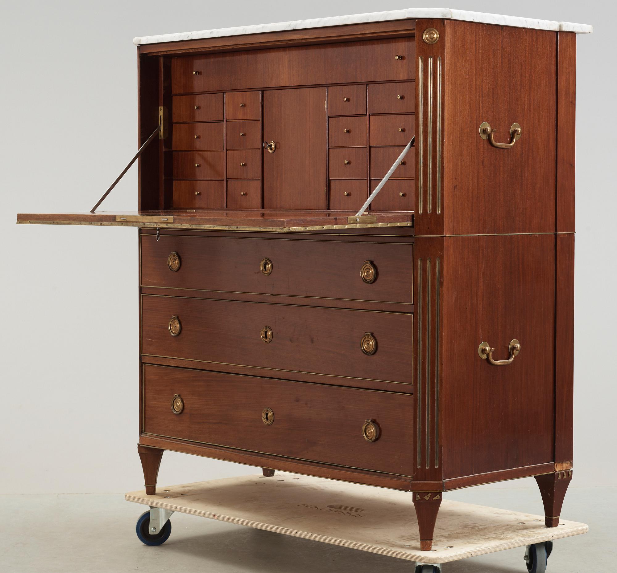 CHIFFONJÉ, sengustaviansk, omkring 1800.