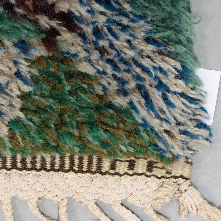 Marianne Richter, A CARPET. "Fjädern, grön". Knotted pile. 253 x 191 cm. Signed AB MMF MR.