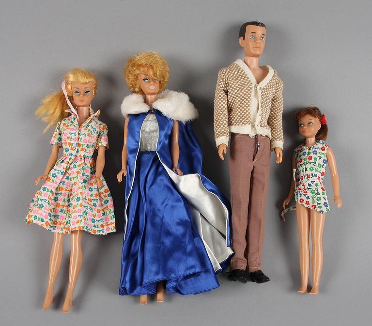 BARBIEDOCKOR, 4 st samt kläder. Mattel.