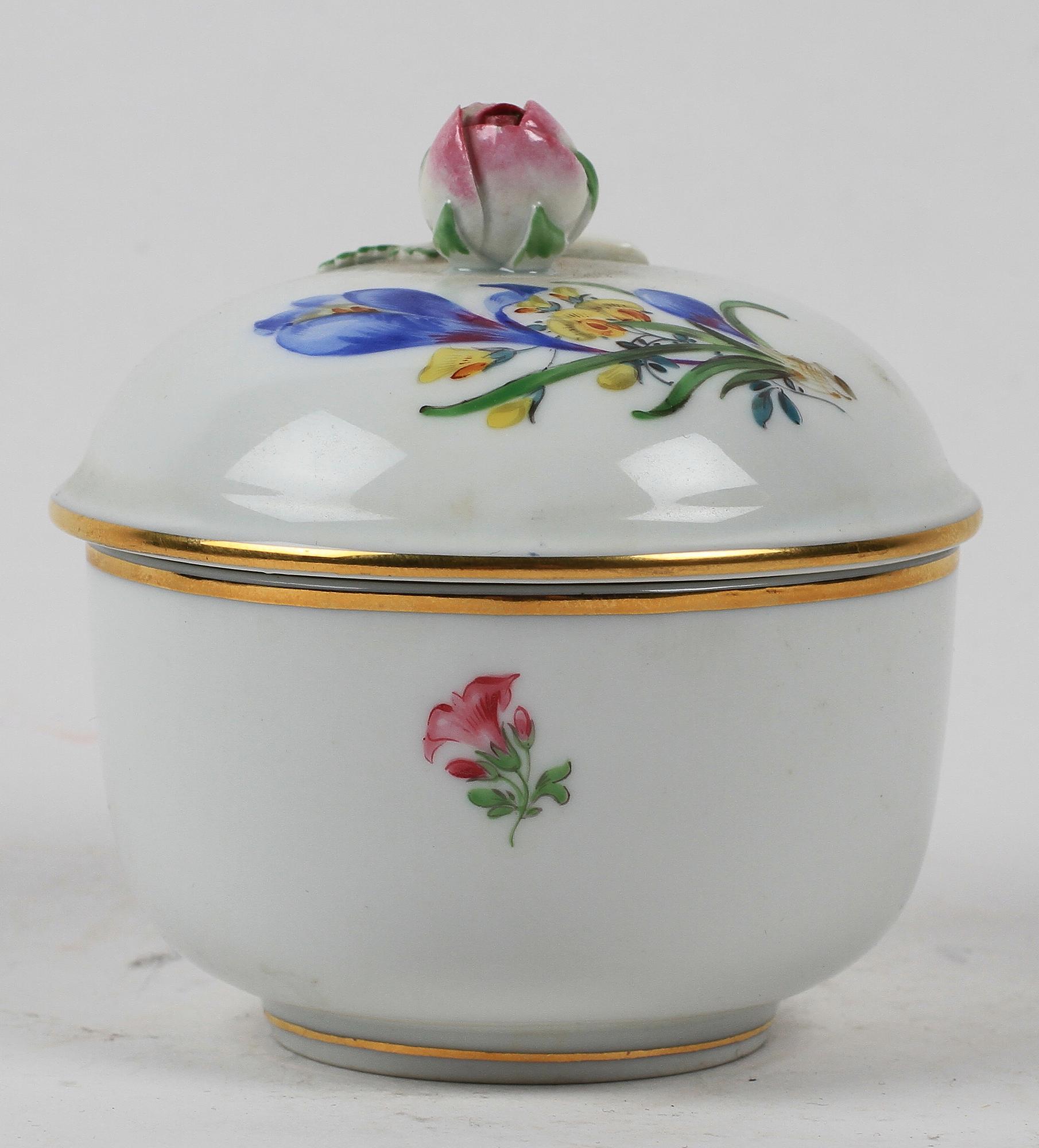 VAS samt LOCKASK, Argenta, Wilhelm Kåge, Gustavsberg, resp Meissen, stengods resp porslin, 1900-tal.