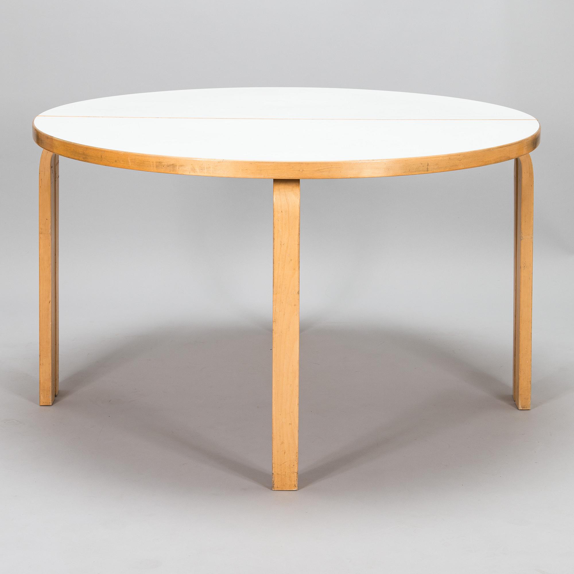 Alvar Aalto, pöytiä, 2 kpl, malli 95, Artek, 1970-luvun alku.