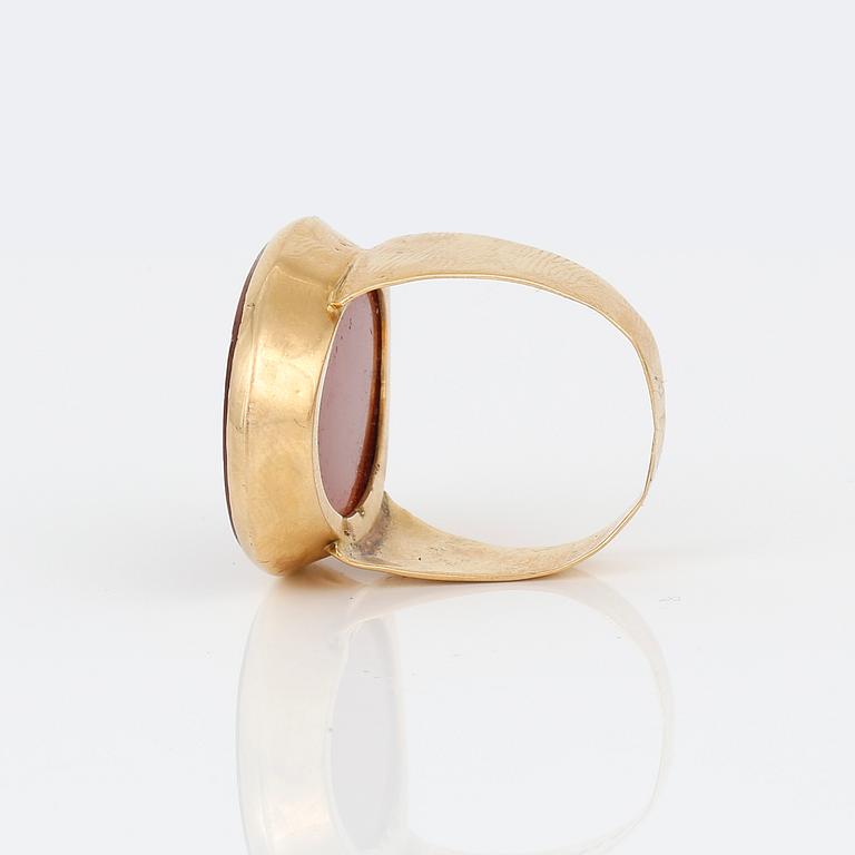 SIGILLRING, 18K guld med karneol, C A Eklund, Åmål, omkring sekelskiftet 1900-tals. Total vikt 10,86 g.