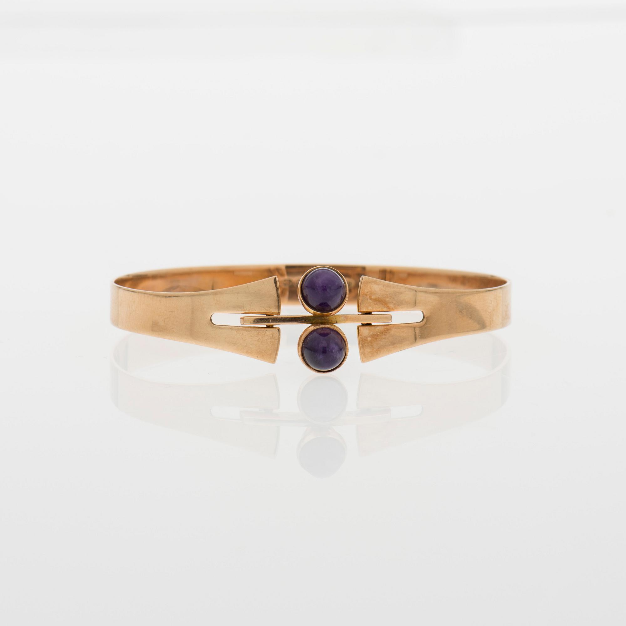 ARMBAND, cabochonslipade ametister, 14K guld. Holger Lindström, Helsingfors 1967.
