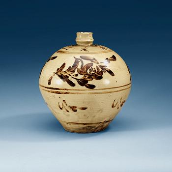 1652. A Chitzhou glazed vase, Yuan dynasty (1271-1368).