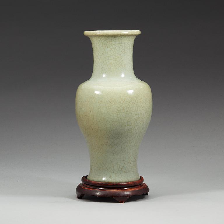 A ge glazed celadon vase, Qing dynasty (1644-1912).