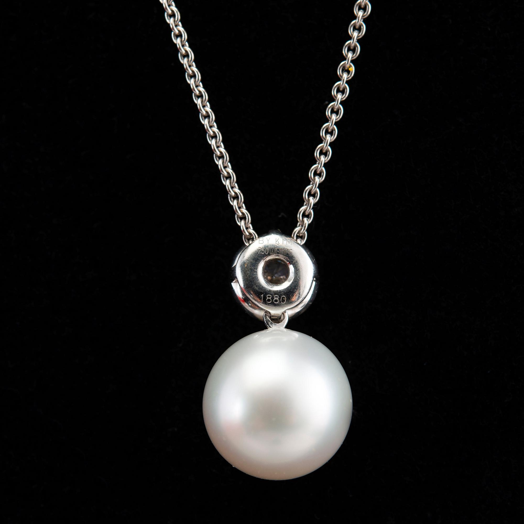 RIIPUS, Kim Wempe. Etelänmerenhelmi 13 mm, briljanttihiottuja timantteja n. 0.5 ct. 18K valkokultaa. Ketju 44 cm.