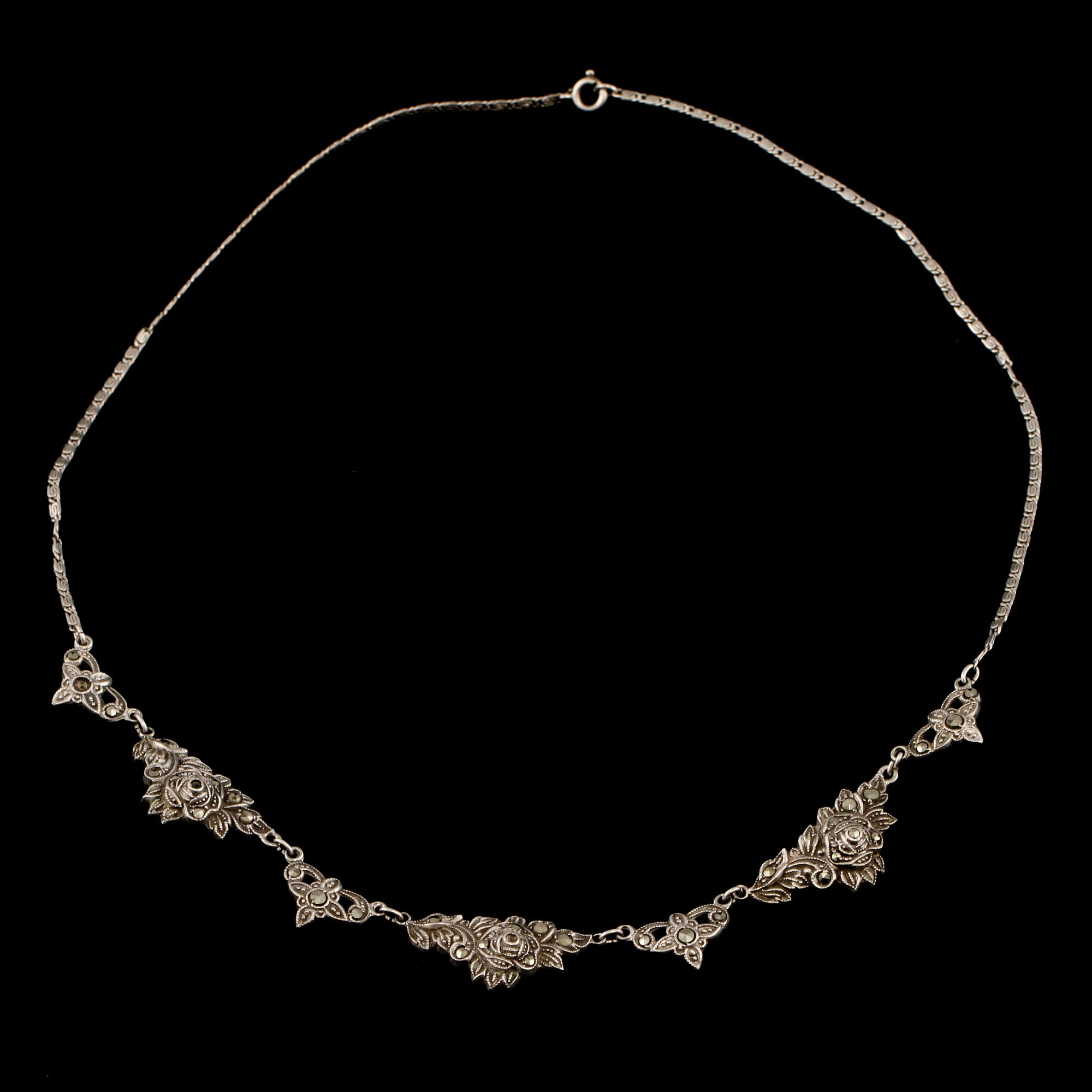 COLLIER, silver samt markasiter. Vikt 12 g.