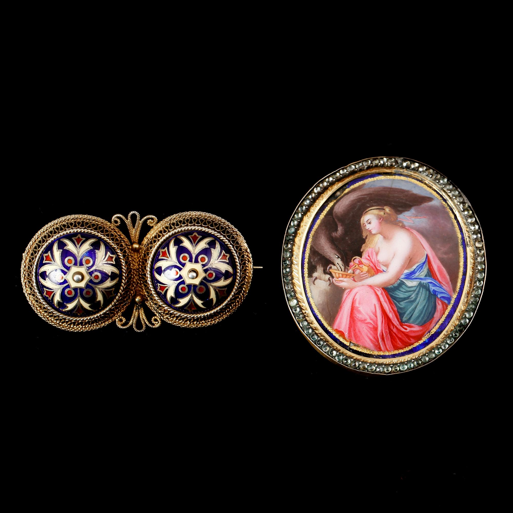 BROSCHER, 2 st förgyllt silver, bla David Andersen Norge, 1886.