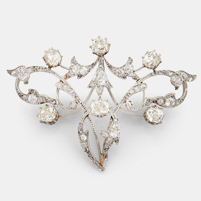 A old- and rose cut diamond brooch. Late 19th- early 20th century.