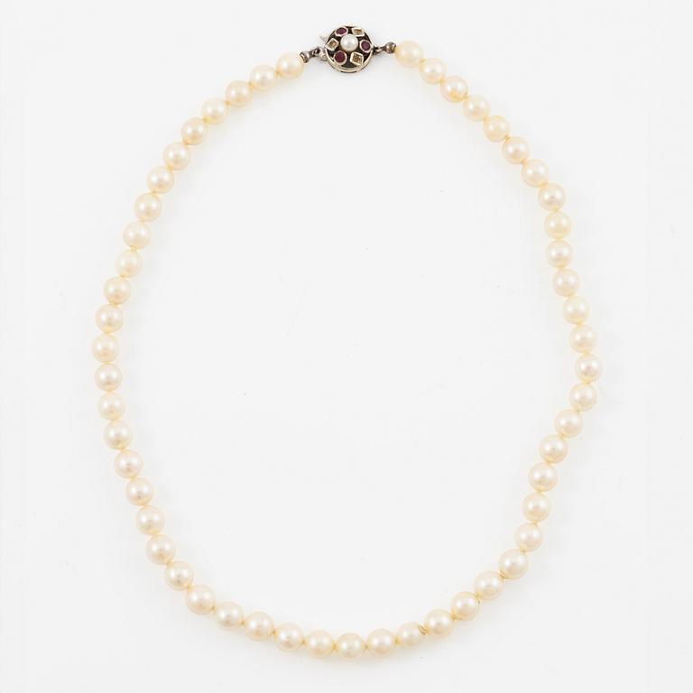 Necklace of cultured pearls with clasp in 18K gold set with white and red stones.