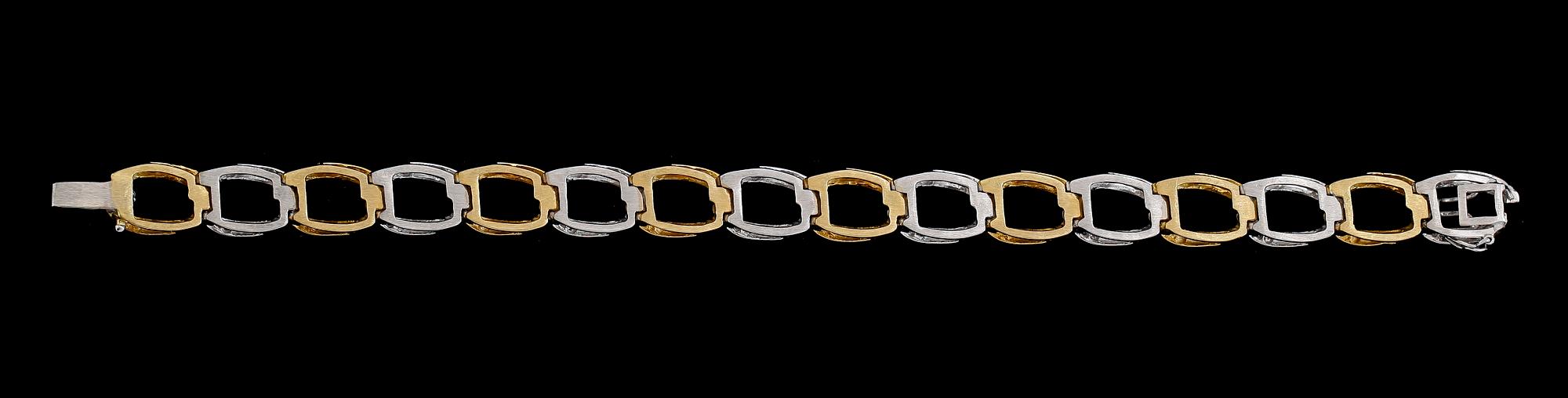 ARMBAND, 18K rött och vitt guld,  åttkantslipade diamanter tot ca 0.48 ct. Vikt ca 26 g.