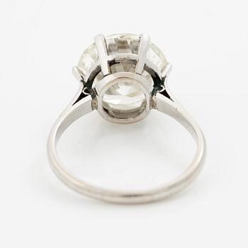 Ring med en rund briljantslipad diamant ca 6.07 ct.