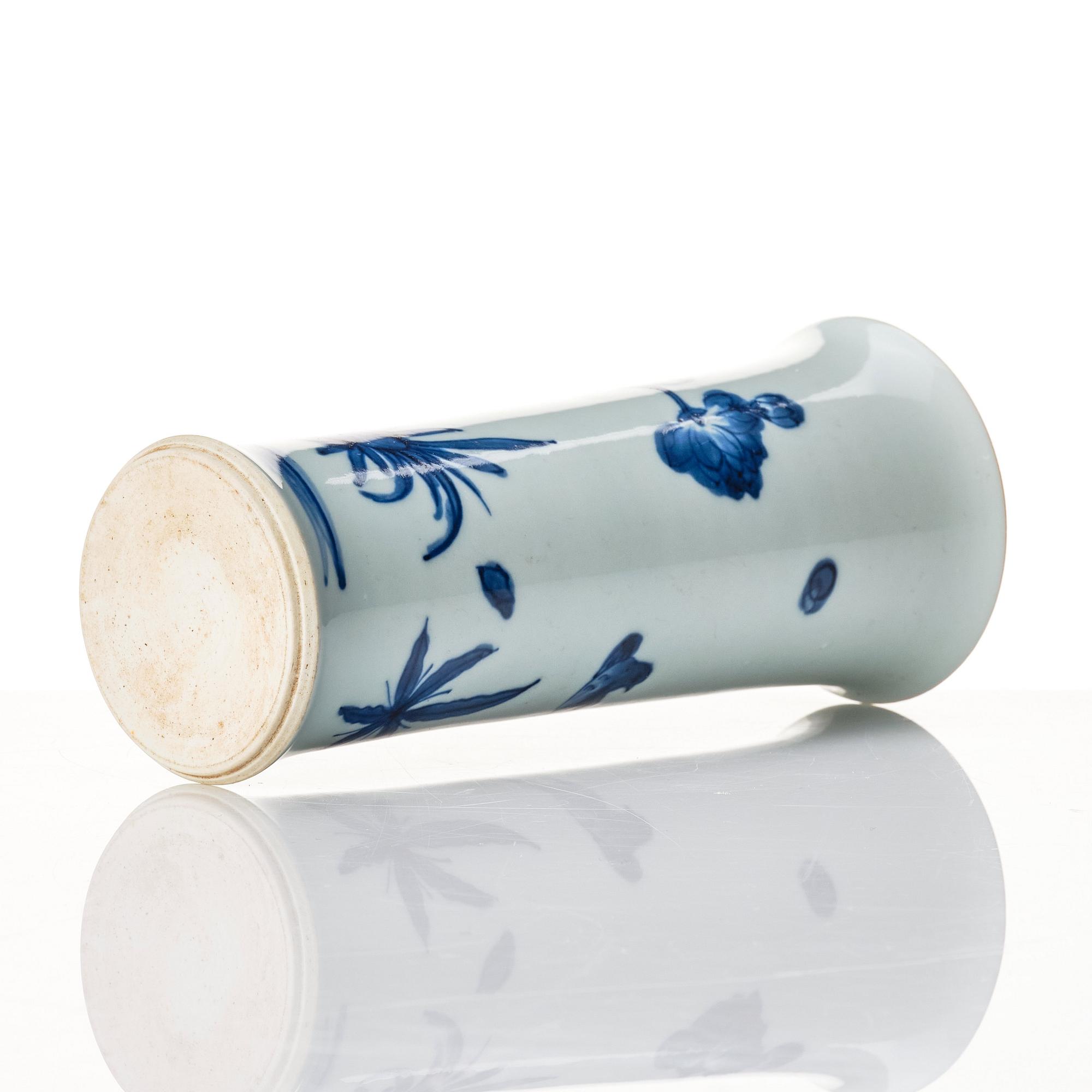 A blue and white Transitional vase, 17th Century.
