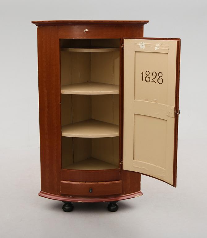 HÖRNSKÅP, allmoge, 1800-talets första hälft.