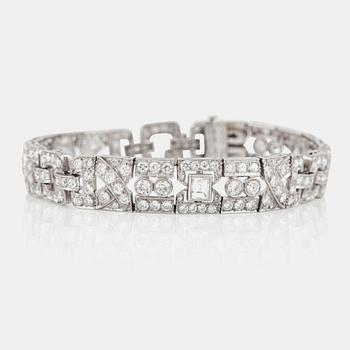 1155. A brilliant- and step-cut diamond bracelet. Total carat weight circa 8.10 cts.