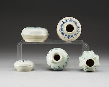 A set of six blue and white boxes with covers and vases, Ming dynasty.