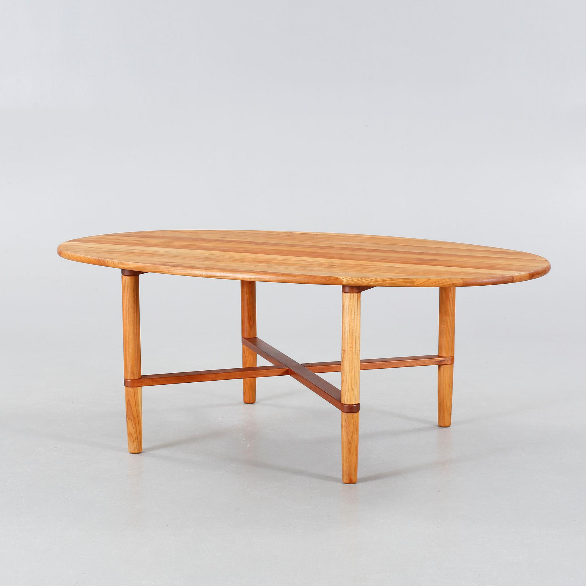 A coffee table named "Opus 9", designed Søren Nissen och Ebbe Gehl and made in the 21th century.