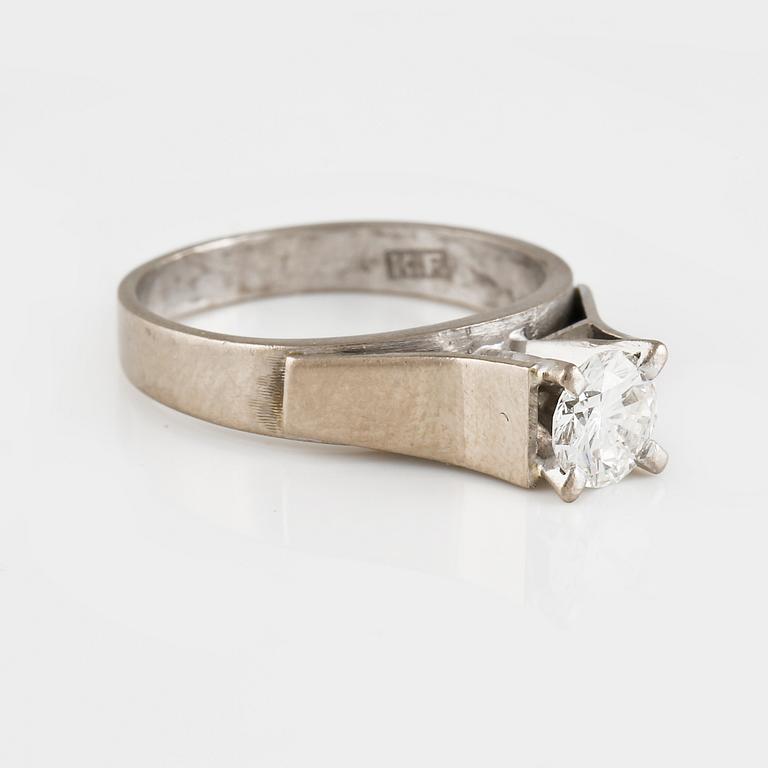 RING, 18K vitguld med briljantslipad  diamant ca 0.5 ct, utländska stämplar. Vikt 4,7 gram.