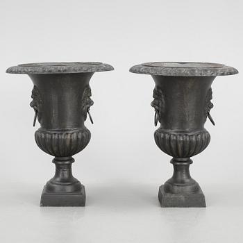 URNOR, ett par, bemålad metall, empirestil, 1900-talets andra hälft.