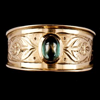 RINGAR, 2 st, 18k guld, omkring 1900. Vikt 14 g.