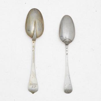 Råttsvanssked samt matsked, silver, Stockholm, 1700-talets första hälft.