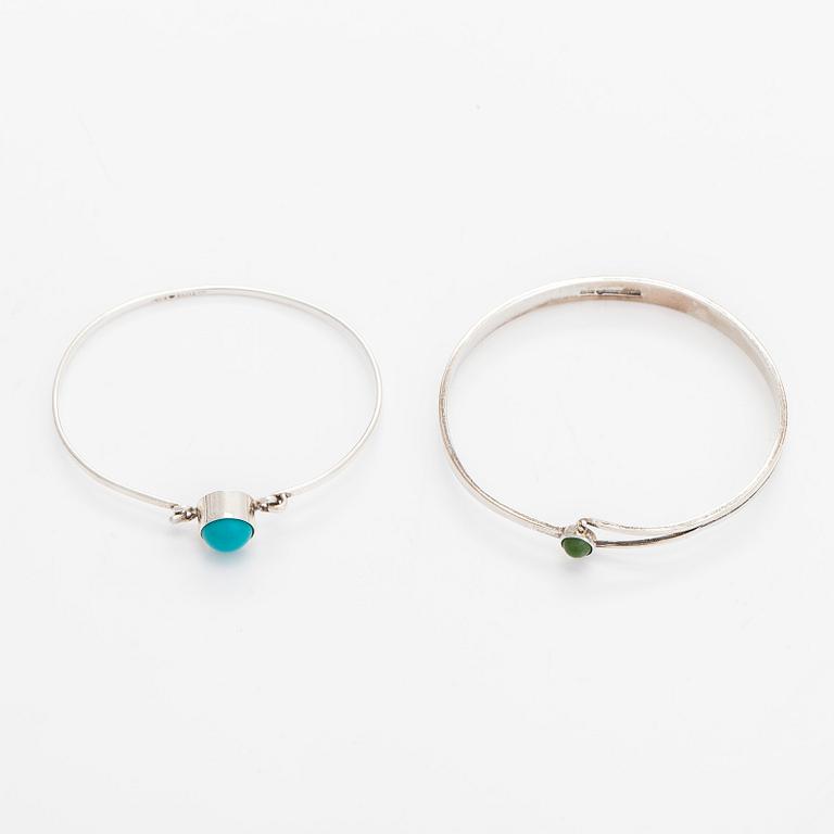 Rannekoruja, 2 kpl, sekä rintaneula, hopeaa ja värikiviä. Suomi 1958-1965.