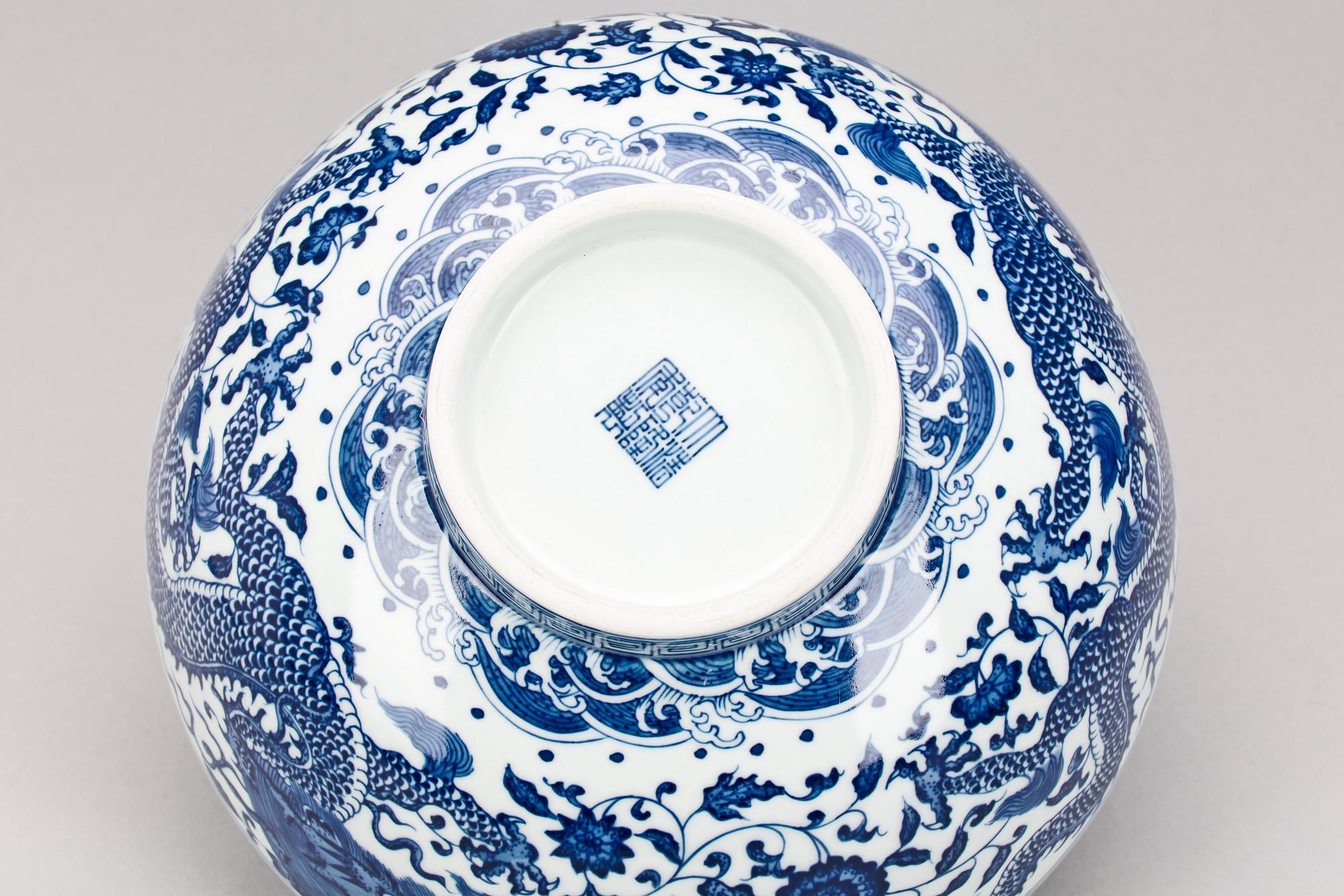 SKÅL, porslin, Qianlongstil, Kina, 1900/2000-tal. Modern tillverkning.