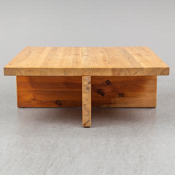 A late 20th Century coffee table.