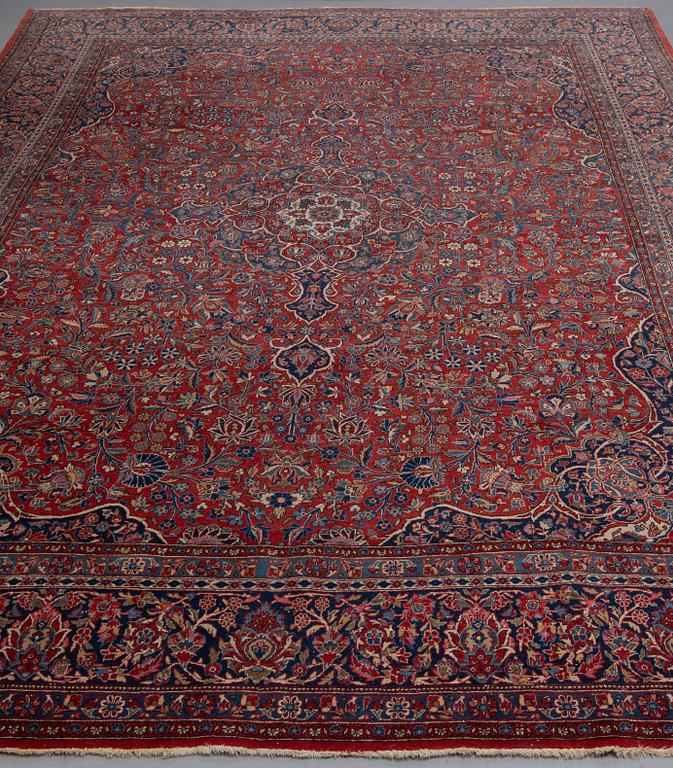 A carpet, semi-antique Kashan, ca 424,5 x 308 cm.