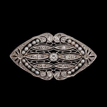 99. An old cut diamond brooch with oriental pearls. Early twentieth century.