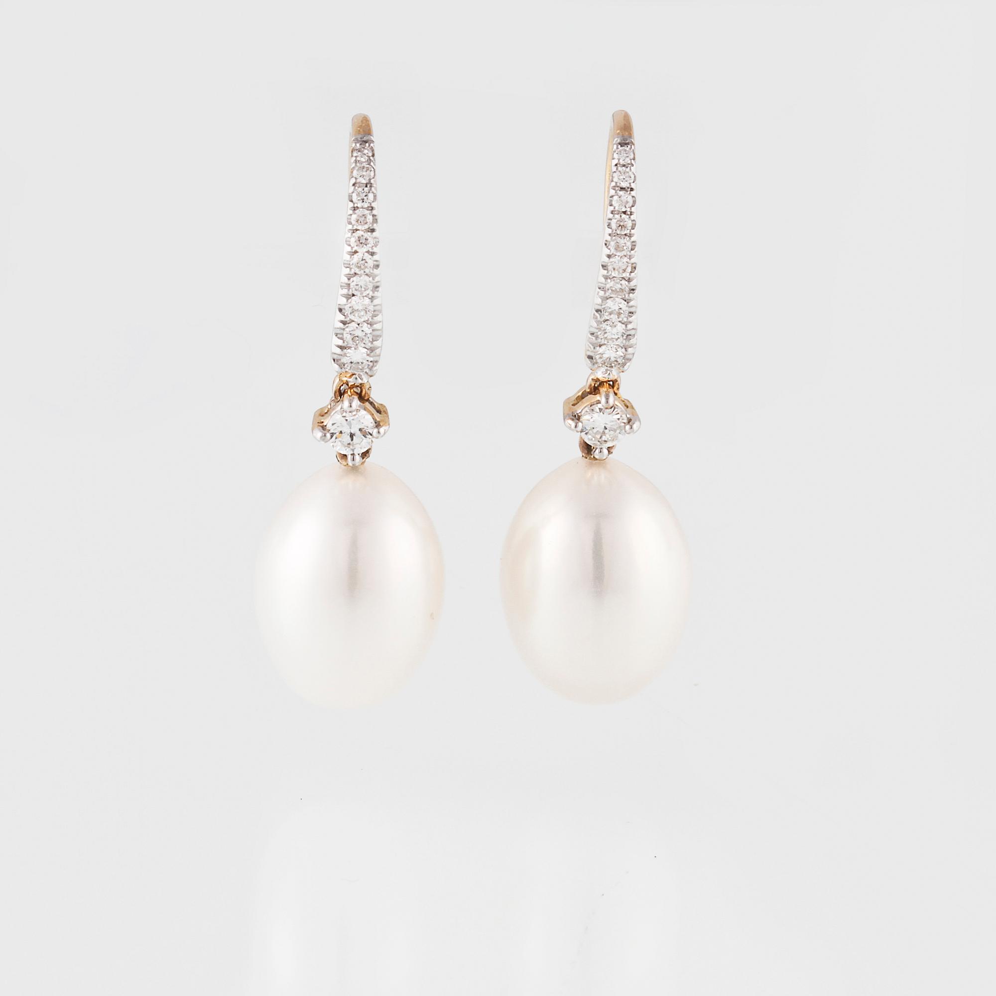 ÖRHÄNGEN, 18K guld med odlade pärlor samt briljantslipade diamanter 0.41 ct. Vikt 5,5 gram.