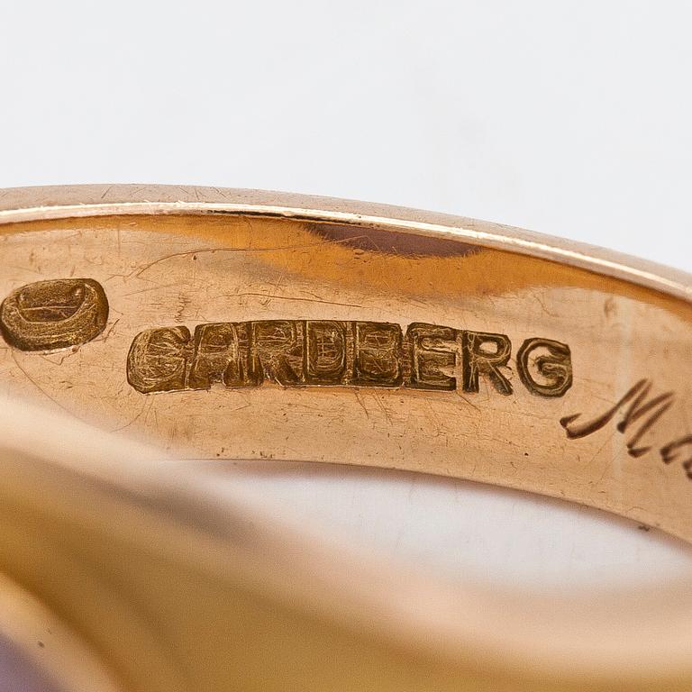 Bertel Gardberg, a 14K gold ring with a cabochon cut amethyst quartz, Westerback, Helsinki 1959.