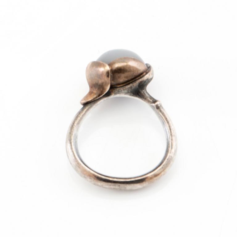 Ole Lynggaard, ring "Lotus" silver, vitguld och cabochonslipad månsten, design Charlotte Lynggaard.