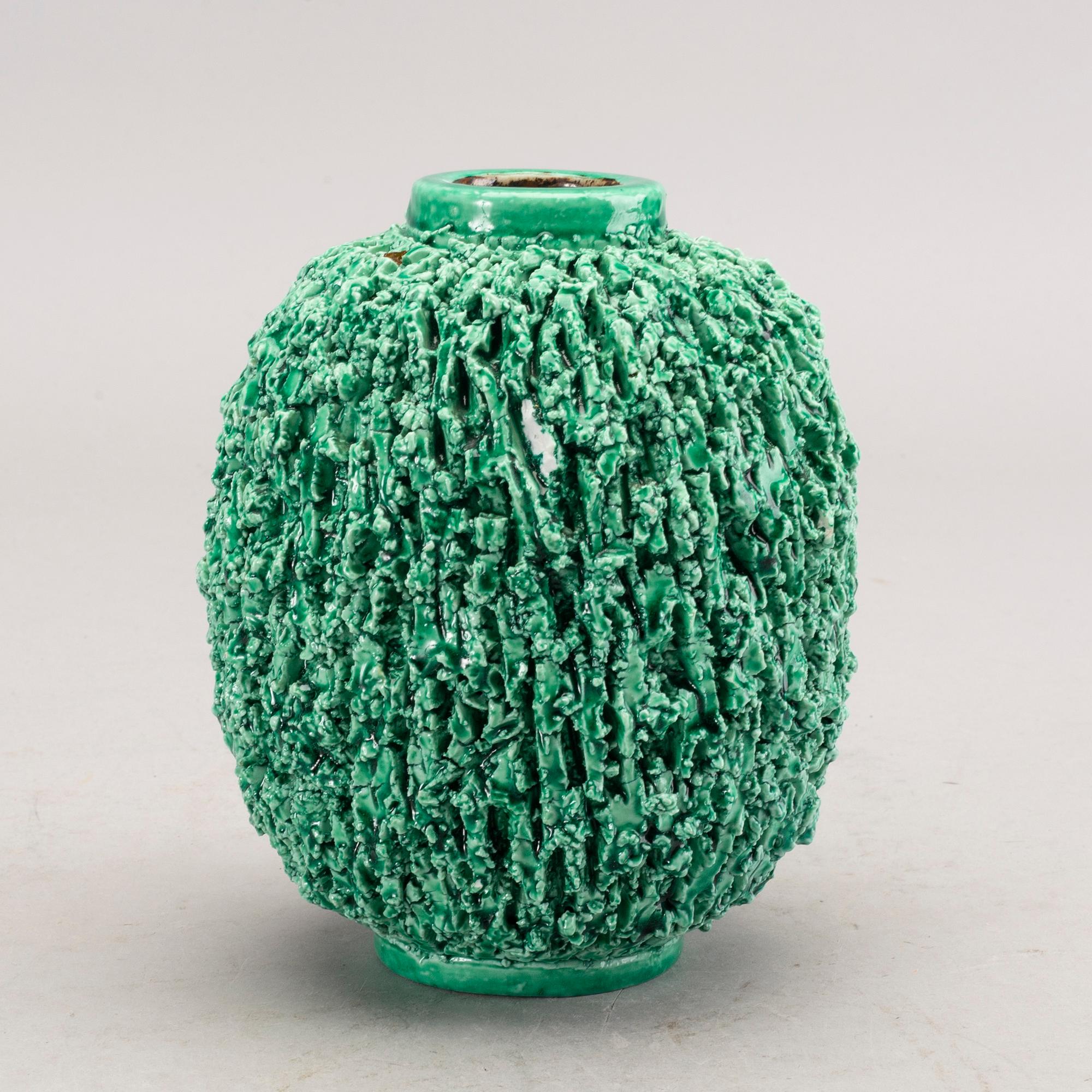 GUNNAR NYLUND, vas "Igelkott", chamotterat stengods, Rörstrand.