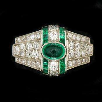 RING, 18k guld med cabochonslipad smaragd samt gammalslipade diamanter ca 0,50 ct. Vikt ca 10 g.